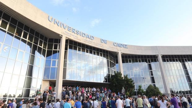 Los estudiantes han comenzado el curso y aún no tienen su beca.