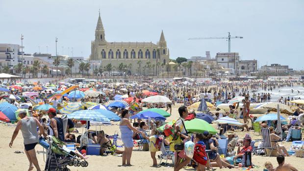 La playa de Chipiona en temporada alta