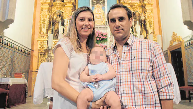 José Manuel Pastor y María Dolores Bermúdez con su pequeño delante de la Virgen de Setefilla