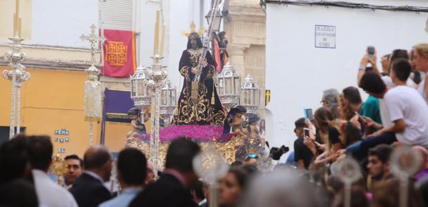 Cádiz arropa al Nazareno en su recorrido