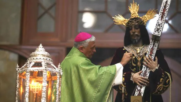 Rafael Zornoza impone al Nazareno de Santa María la medalla de oro de la ciudad