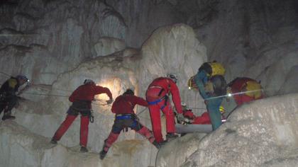 Un momento de la actuación en la cueva Hundidero-Gato.