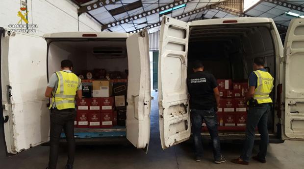 El cargamento con más de 6.000 botellas de bebidas alcohólicas recuperado por la Guardia Civil de Gines