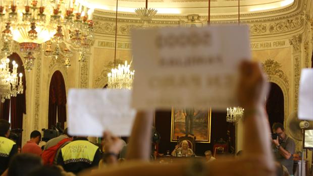 Protesta durante un Pleno presidido por Teófila Martínez