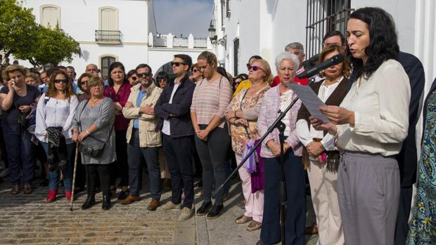 La edil de Igualdad de Olivares, María del Carmen Mateos, leyendo el polémico comunicado