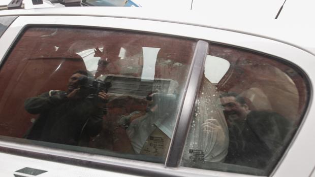 José Manuel oculta su rostro con una camiseta a la salida de los juzgados de Sanlúcar la Mayor