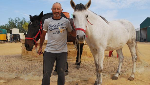 Carmelo Ojuel con dos de los caballos con los que hizo la ruta