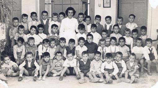 Una joven doña Pepita Núñez, en el centro, junto a un grupo de alumnos