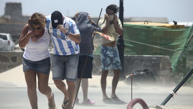 Cerrado el puerto de Tarifa por el temporal de levante