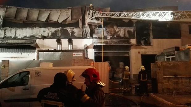 Bomberos en las tareas de extinción del incendio en una nave del PIBO