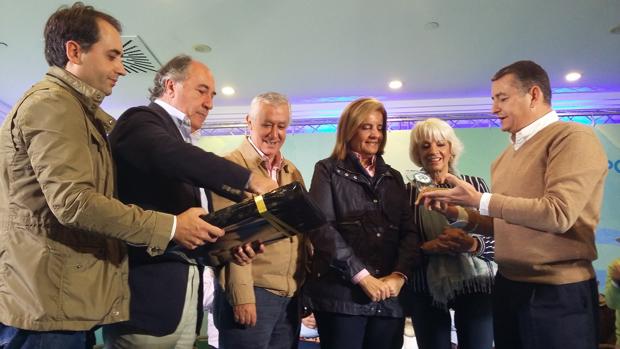 El PP reconoce a Báñez como embajadora de la provincia por su «compromiso» con Cádiz