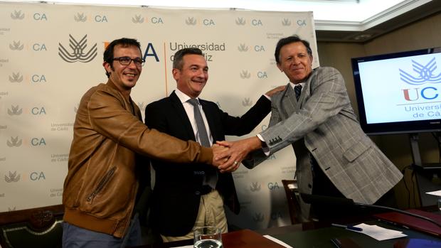 El alcalde, el rector y el presidente del Puerto de Cádiz sellan el convenio de colaboración