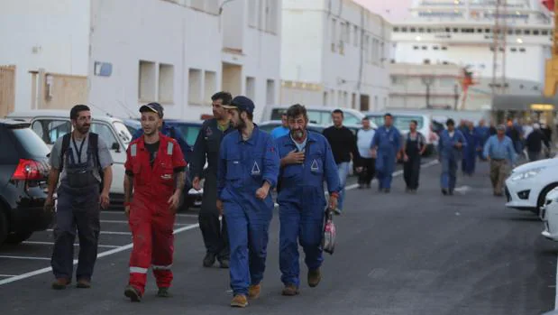 Cuadrillas de trabajadores de la industria auxiliar salen de Navantia Cádiz