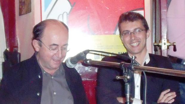 Albarrán, junto al exconcejal socialista Rafael Román, durante la presentación de un libro del primero en 2010.