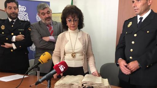 El jefe de la Comisaría de Écija ha entregado el manuscrito a la archivera municipal