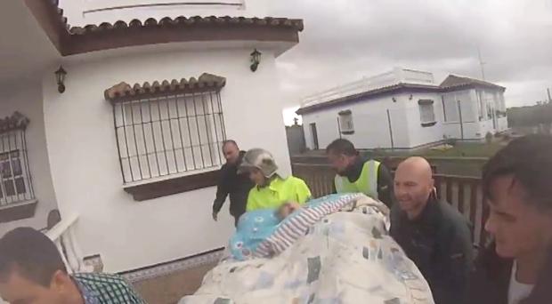 VÍDEO: Impresionante rescate de una mujer de 87 años en El Palmar