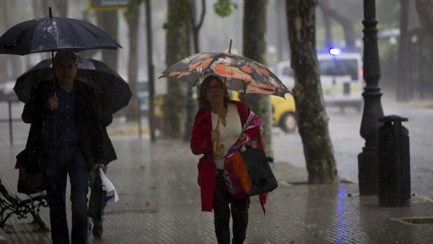 La costa de Cádiz amanece con aviso de alerta naranja