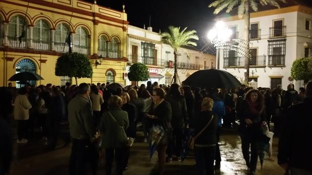 Los vecinos se vuelcan con las víctimas del crimen de Arahal