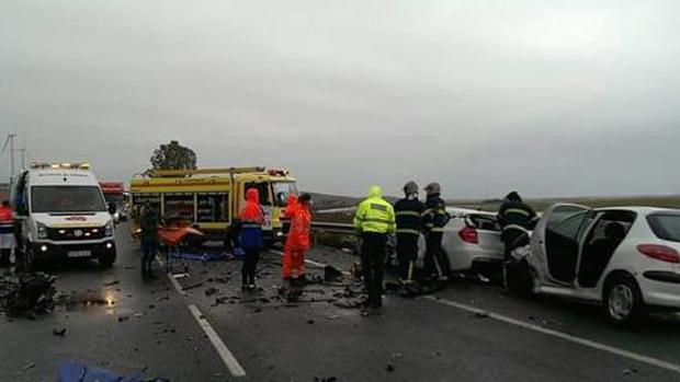 Un choque frontal en Trebujena obliga a rescatar a un conductor atrapado tras el impacto