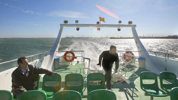 El viento obliga a suspender el catamarán a Rota