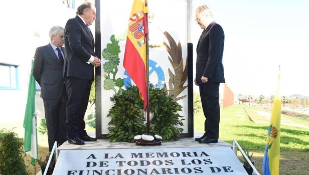 Inauguran un monolito en Algeciras en homenaje a los funcionarios de prisiones víctimas del terrorismo