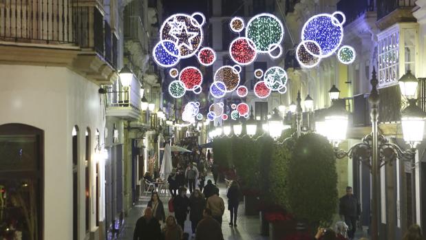 Eléctrica de Cádiz amplió la iluminación en 9 calles comerciales.