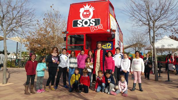 Los niños de Herrera y Estepa fueron los primeros en recibir la visita del «SOS Bus»