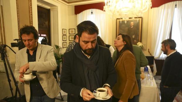 Ambos ediles en el tradicional desayuno navideño del Ayuntamiento