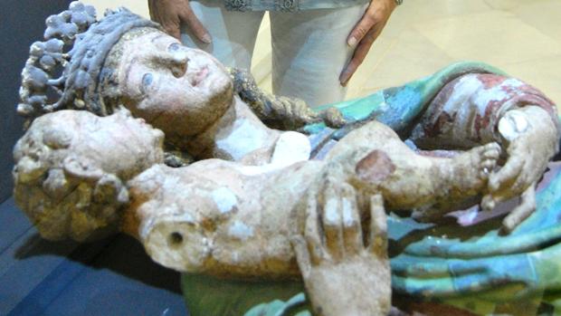 La Virgen es una original talla con un niño que ha perdido los brazos