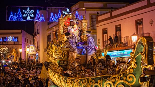 La espectacular carroza en forma de barco de los Reyes Magos de Carmona