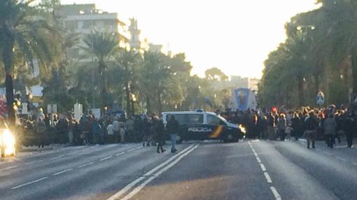 Salida de la cabalgata protegida con una barrera de seguridad