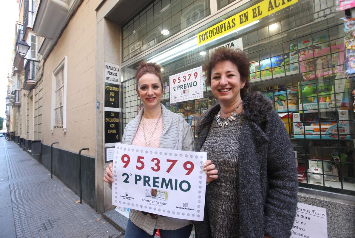 Las encargadas de llevar la suerte en la librería de la calle Isabel la Católica de Cádiz