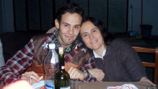 Adrián junto a su madre