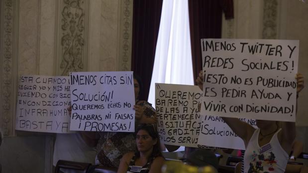 Las mujeres acudían cada pleno a reclamar ayudas sociales.