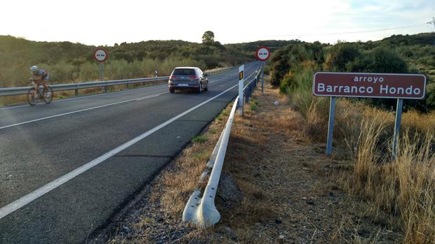 Tramo conocido como Barranco Hondo en la carretera que une Burguillos y Castilblanco