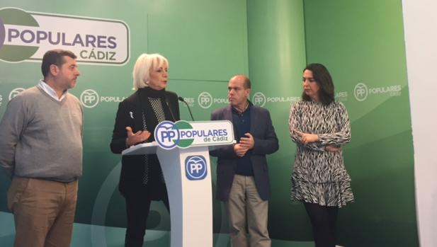 Momento de la intervención de Teófila Martínez, acompañada de otros miembros del PP