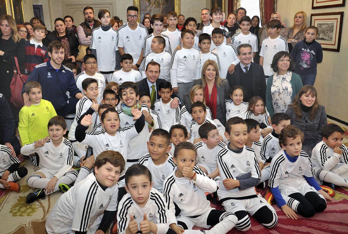 Butragueño visita la escuela sociodeportiva del Madrid en Jerez