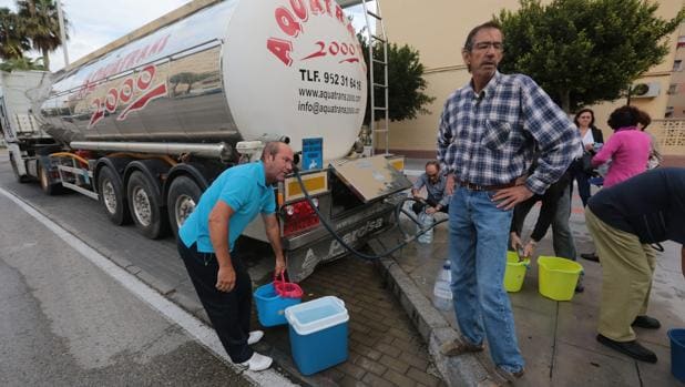 Camiones cisternas surtían de agua a los vecinos de Loreto durante el corte de agua