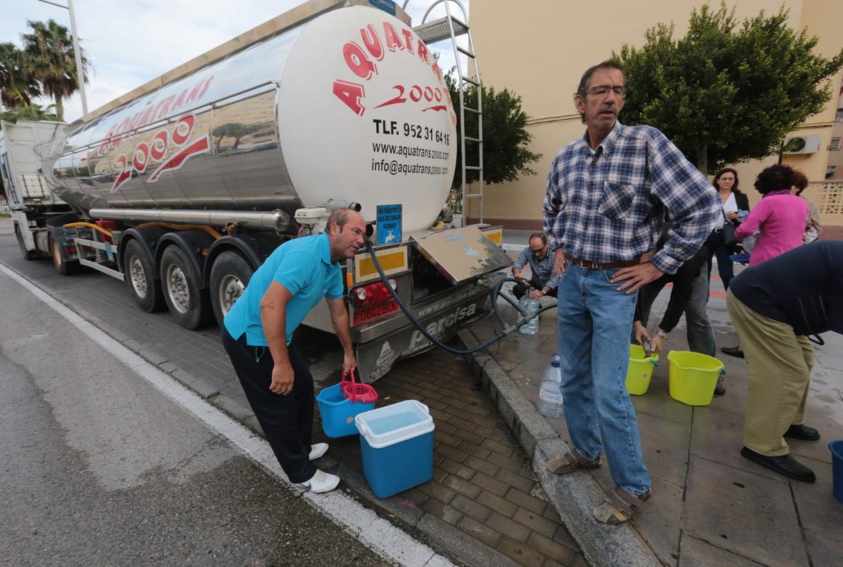 Camiones cisternas surtían de agua a los vecinos de Loreto durante el corte de agua