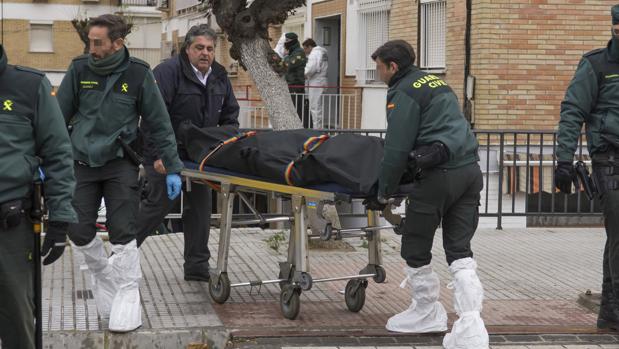 Agentes de la Guardia Civil durante la retirada del cuerpo de la víctima tiroteada por la Policía Local