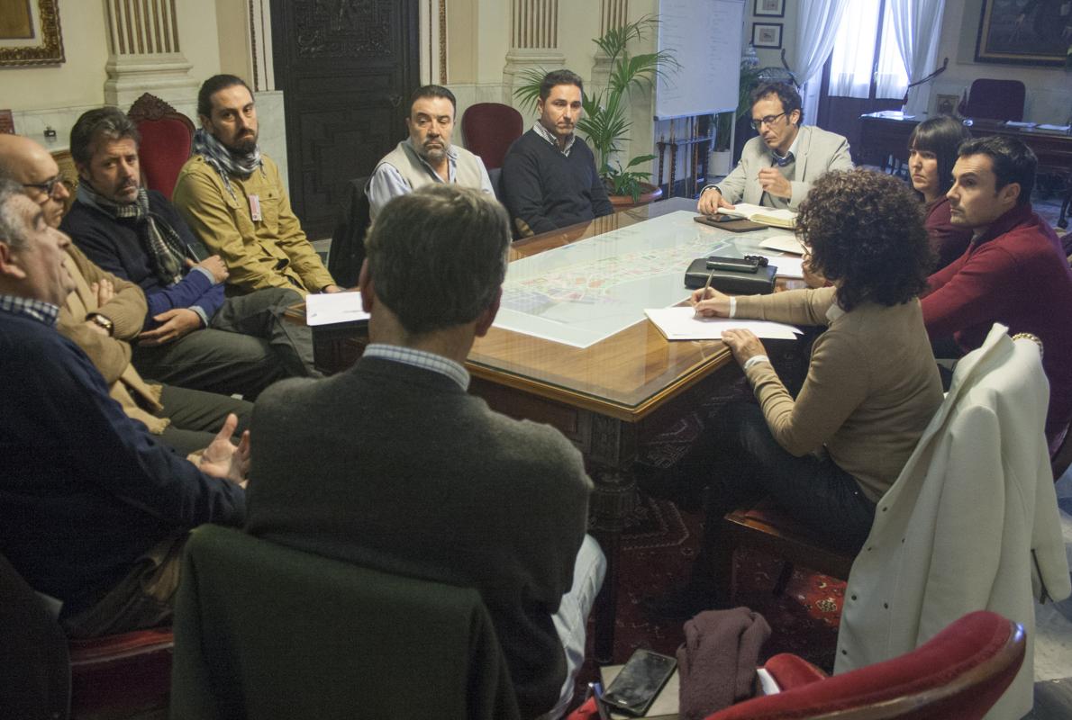 Momento de la reunión este viernes entre los comerciantes y el equipo de Gobierno