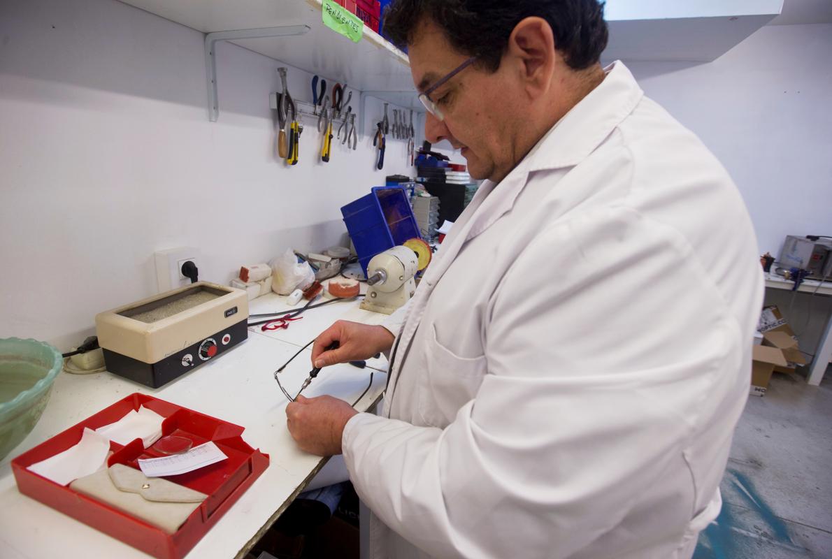 En el taller realizan las gafas a medidas para las personas sin recursos