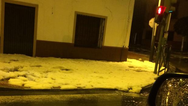 La granizada que dejó hasta veinte centímetros de hielo llegó tras unos minutos de intensa tormenta eléctrica