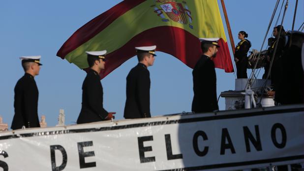 Embarque de los guardiamarinas en el buque 'Elcano'