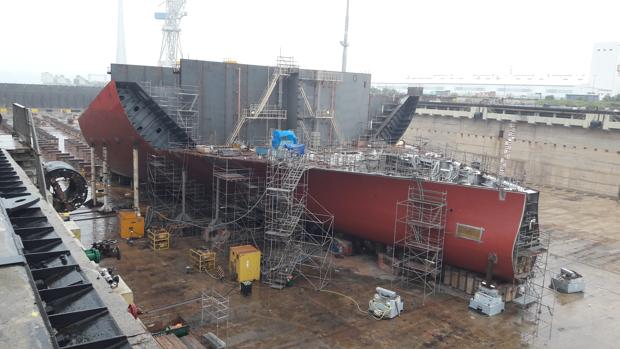 El casco del primero de los cuatro petroleros de la serie Suezmax que se construye en e PuertoReal ya es perceptible en el dique de la factoría