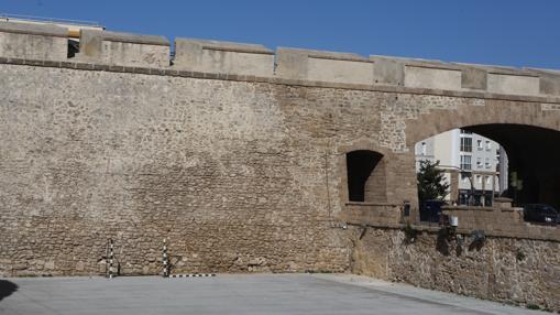 Pistas deportivas en el foso de las Puertas de Tierra