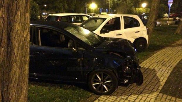 El coche que arrolló a dos hombres, padree hijo, este sábado en Sevilla Este