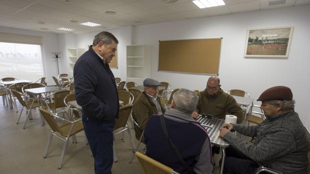 Los mayores denuncian las múltiples carencias de la sala.