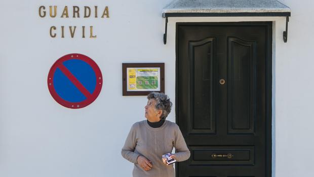 Una vecina pasa por la puerta del cuartel cerrado de Isla Mayor