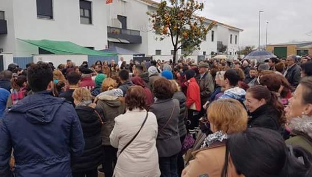 Vecinos se concentraron para manifestar su rechazo a los okupas y pedir soluciones